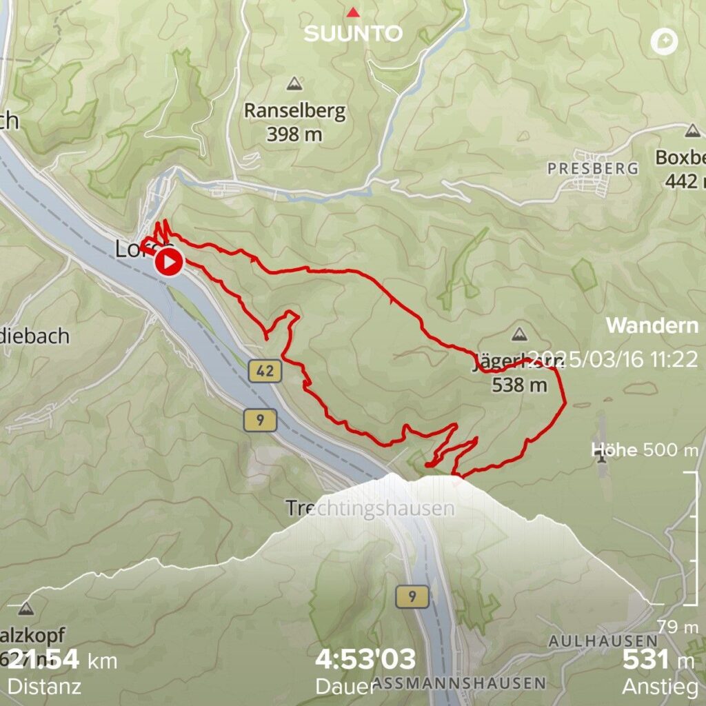 Eine Wanderkarte, die eine Route in der Nähe von Lorch zeigt. Die Route beginnt in Lorch und führt durch verschiedene Höhenlagen wie das Jägerhorn (538 m). Die Karte zeigt auch nahegelegene Orte wie Trechtingshausen und Aulhausen. Die Route ist in rot markiert und zeigt Höhenlinien sowie einige markante Punkte entlang des Weges